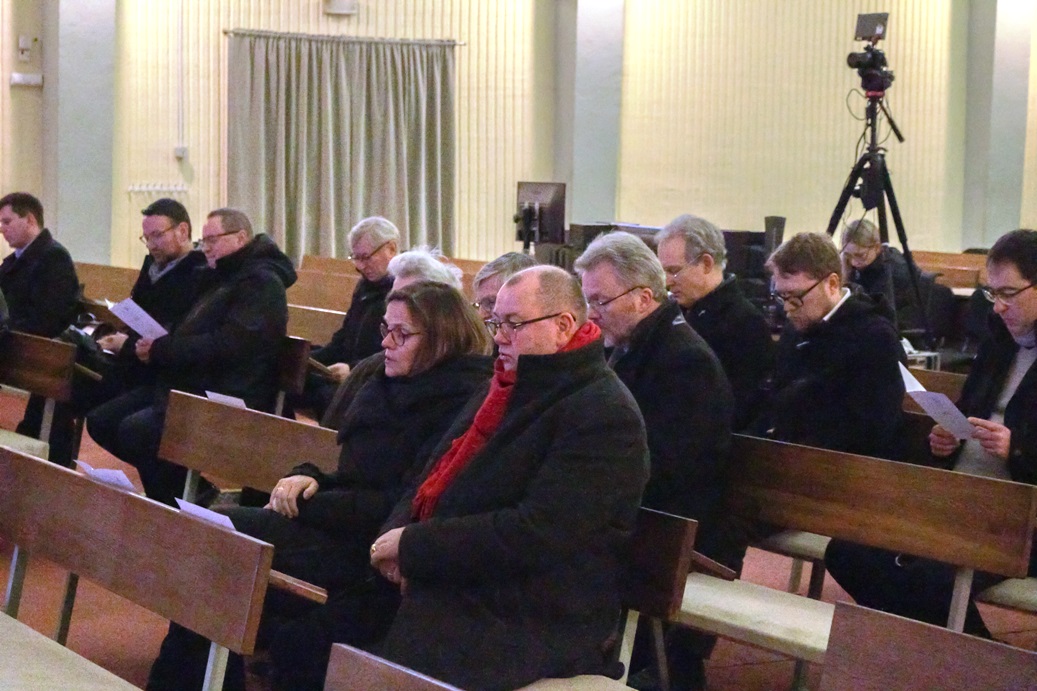 Modlitwa na rozpoczęcie spotkania w kościele ewangelickim Króla Szwedzkiego Gustawa Adolfa na Sępolnie we Wrocławiu